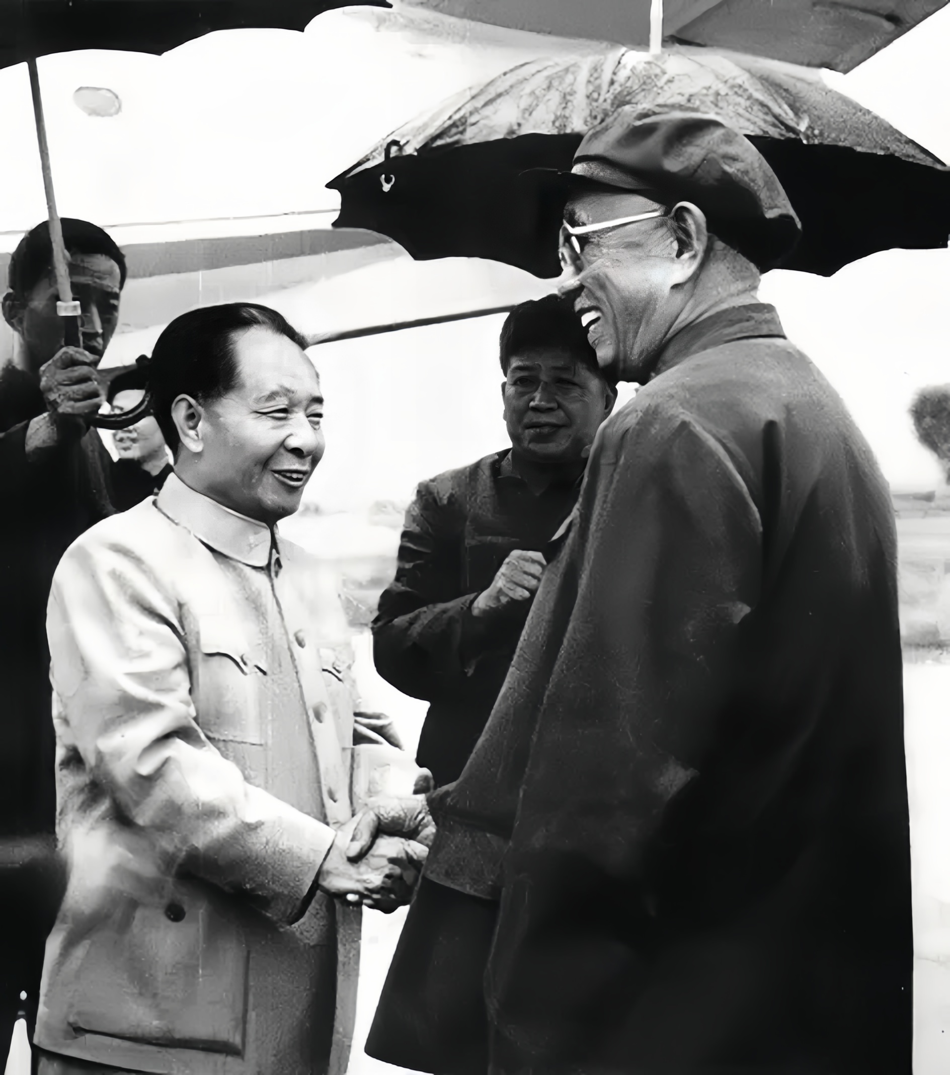 有一次毛主席突然问北京军区司令郑维山，胡耀邦这个人怎么样？当时已经有人贴了胡耀邦