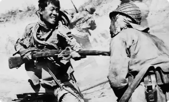 1941年，日本少将当众残杀八路军干部，杀完还对他进行肢解，一个伪军看到这一幕，