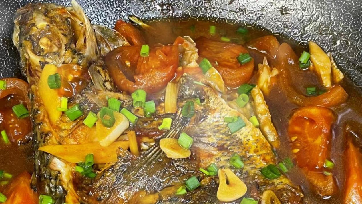 酸甜番茄裹住嫩白鱼肉，筷子一戳会‘duang’地弹回来