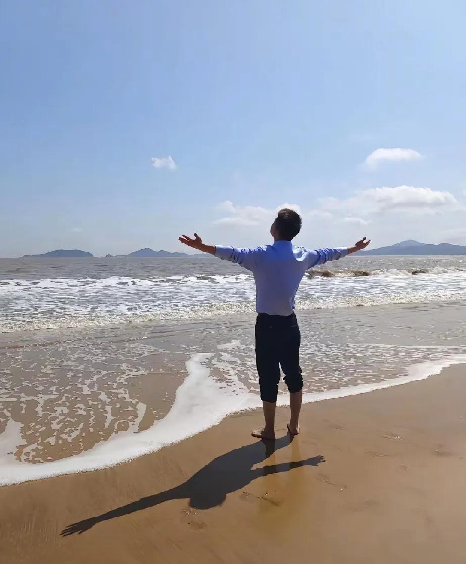 往事人人都有
上大学的时候爱上了一个男生
两个人爱的死去活来，甚至连未来孩子的名