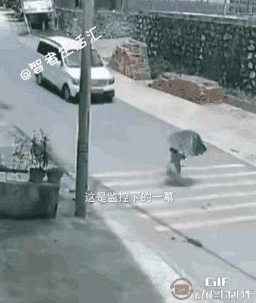 网络图片侵权必删。文字自创，敬请评讲。
     《不懂》
两个大人好蛋腚，
坐