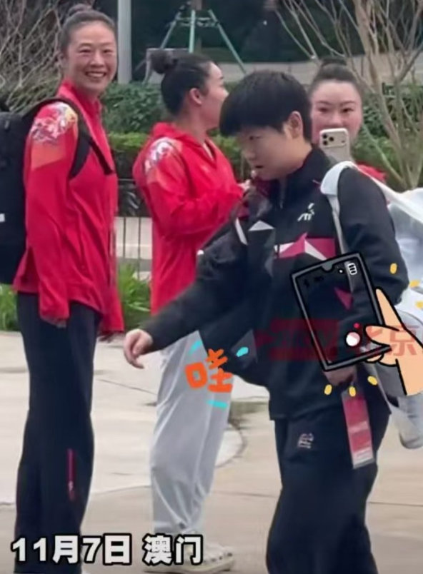 这些代拍，
她们素质太高了，
同样是拍照，
自动闪在一旁不打扰，
安安静静举起了