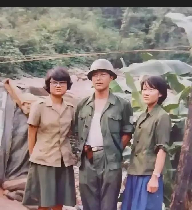 这张1987年拍摄于硝烟弥漫的老山前线的合影，定格了秦天团长与战友们的身影。照片