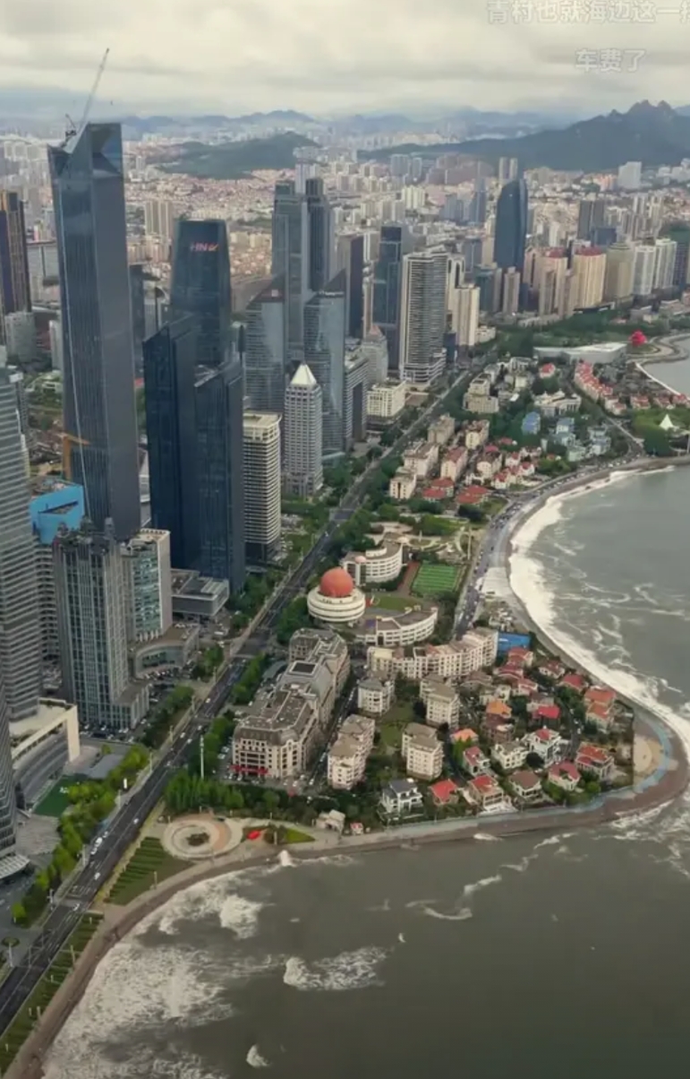 青岛这个城建水平，放在北方也是算顶级的！
尤其是在北方，如果能沿海，那整个城市的