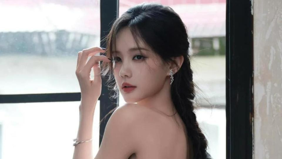 绝美绽放！李一桐一袭白色鱼尾裙勾勒完美曲线，回眸瞬间美到窒息