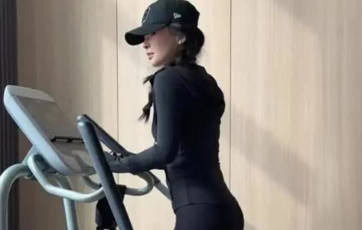 一觉醒来，章子怡的头都大了，

倒不是因为最近出席活动的照片被骂，

而