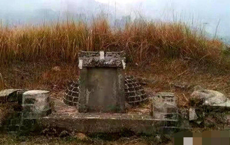 程地明因杀死一条红颈槽蛇而引发群蛇攻击，最终被吓死，此事后捕蛇行业渐无人敢碰。
