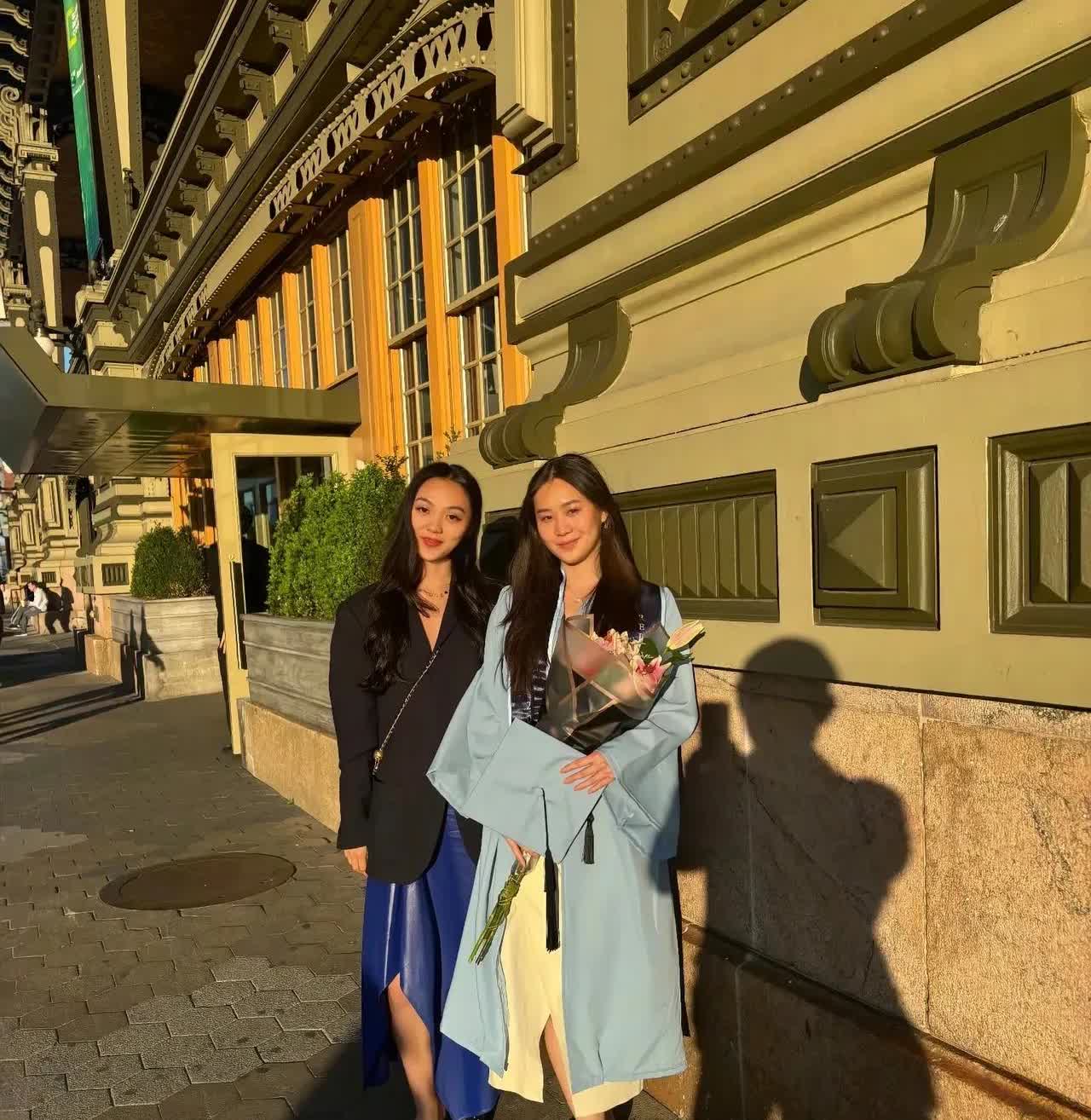 哇塞，李连杰家的两个女儿发落的比利智还漂亮！
二女儿从哥伦比亚大学毕业时，姐妹