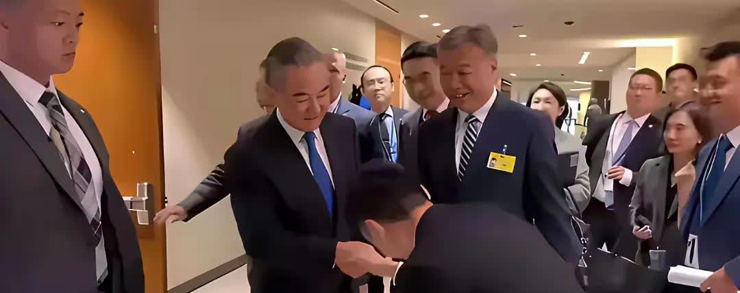 面对美国霸权横眉竖眼，面对祖国亲人欢天喜地，中央电视台驻联合国记者徐德智爱憎分明