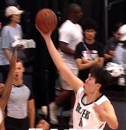 216cm巨人被放空三米！
空位三分6中3，对面教练直接摊手。
夏联开打前，球探