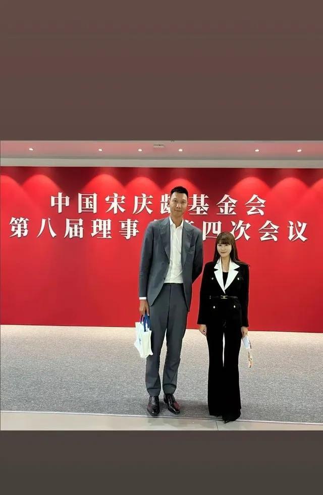 风波过后易建联又出来参加活动了，并没有移民去美国生活！
这是在北京召开的中国宋庆