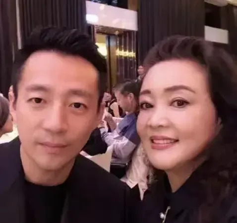 汪小菲张兰不再回应大S











大S一家子最近又开始作妖了，各种内