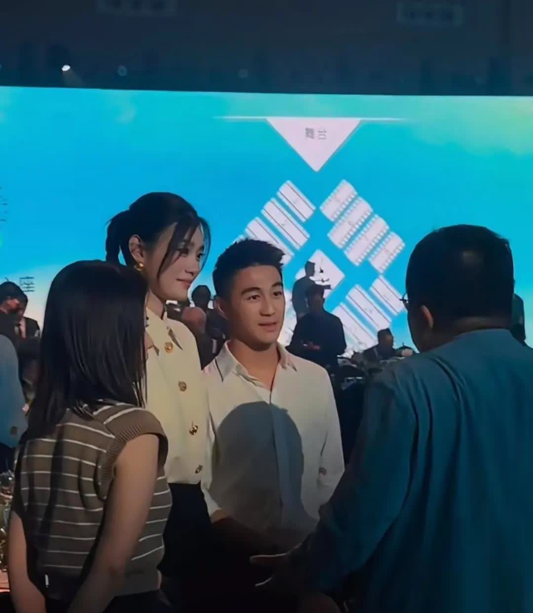 小明气质很出众！奚梦瑶何猷君出席活动，不得不说，小明这气质也太出众了，随便一个高
