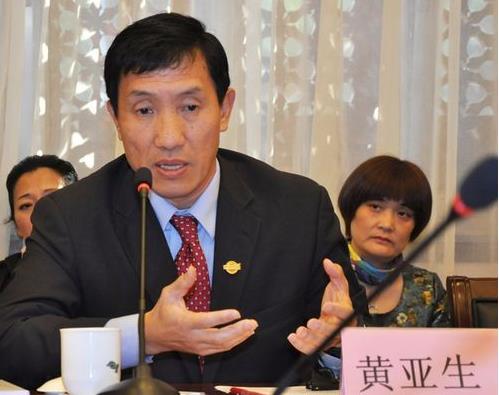 “中国拿什么挑战美国？中国人均收入只相当于美国的8%!“中国经济领域专家黄亚生劝