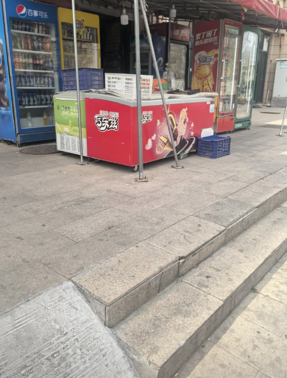 公司门口的小商店老板娘问我:
最近咋不到我们家买烟了？
我捂了下口袋，那里装着两