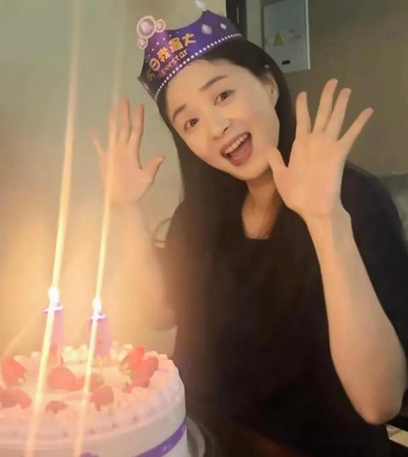 蒋欣42岁庆生趣事：俏皮欢歌似少女，蛋糕受限秒变脸
在演艺圈这个纷繁复杂的世界里