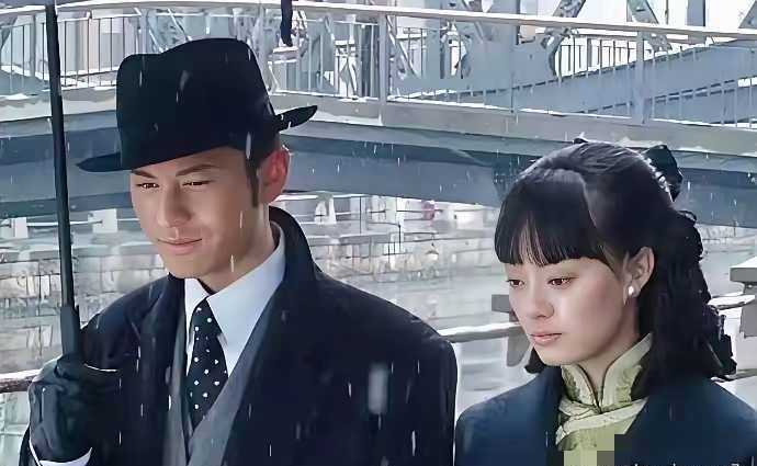 黄晓明大概永远不会知道自己跟周润发的演技差在哪里。
论颜值，丝毫不差。
论演技，