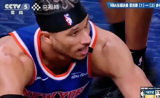 惨烈啊这比赛，尼克斯已经有三名主力球员负伤了。

输球当然让尼克斯非常郁闷，已经