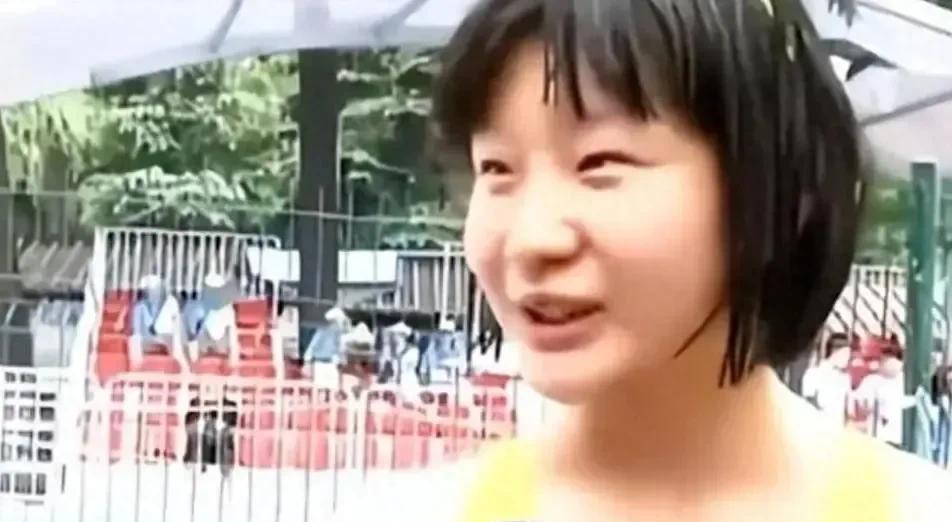 如果不说，谁能看出她们居然是同一个人！
图一，未长开的小姑娘，皮肤稍黑。
图三，