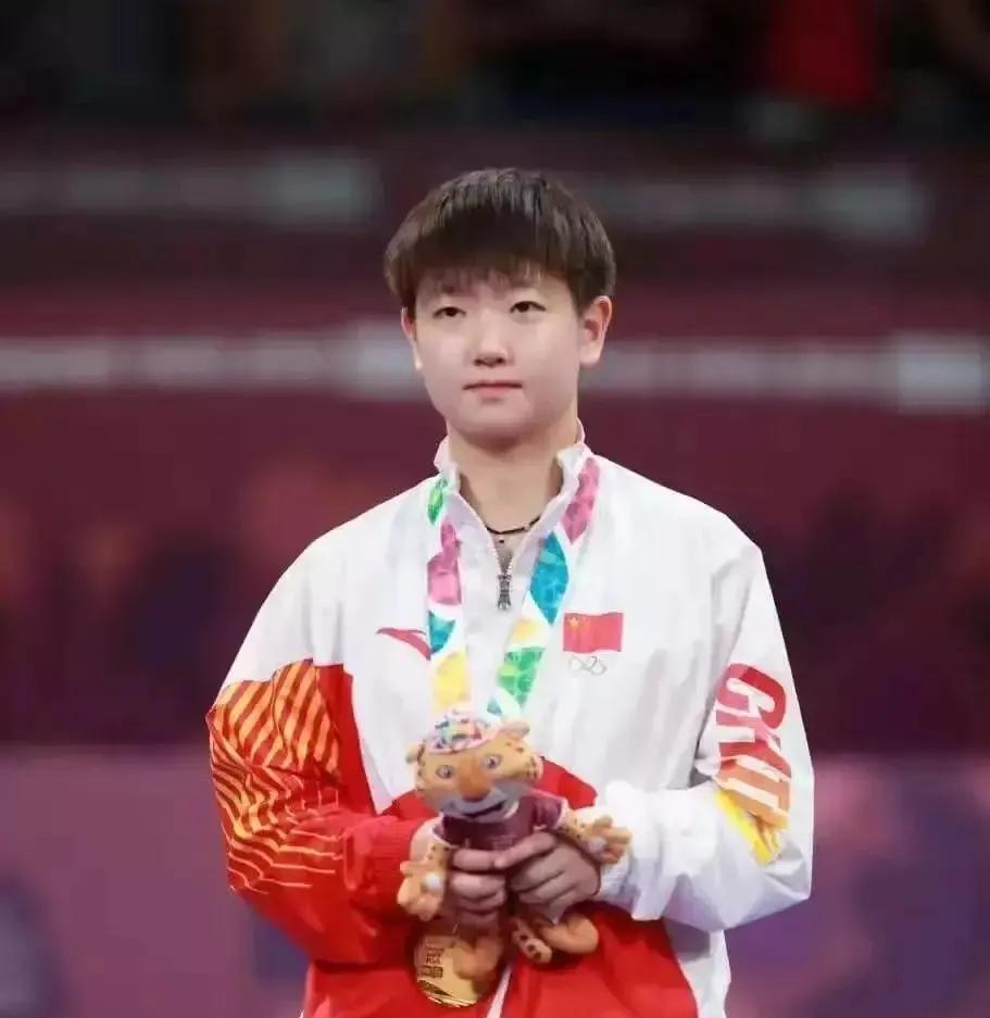 陈梦比孙颖莎压力大，陈梦半区赛是打进决赛的，不是空降进决赛的。
陈梦比赛现场孙颖