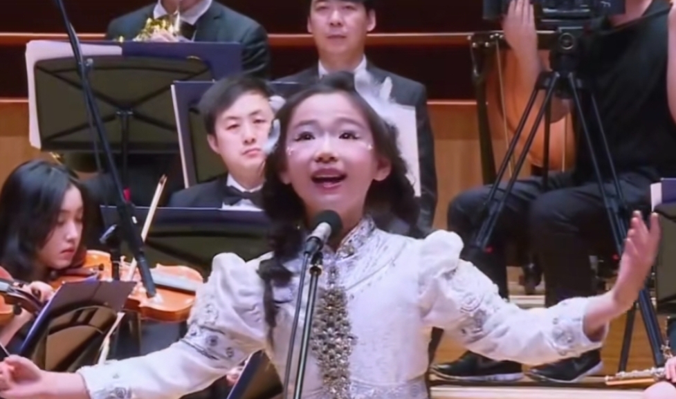 董璇的女儿小酒窝，这么可爱的孩子竟然也有人喷，并且措辞极其难听！
我不知道，作为