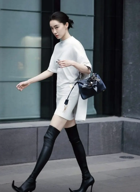 这还是那个小品女王张小斐吗？这是米兰宠儿Alice张吧，魔女霸王靴太好看了！