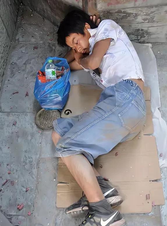 年纪轻轻的帅小伙出门在外打工，在家里不好好读书，就想着出门打工挣钱，最终换了模样