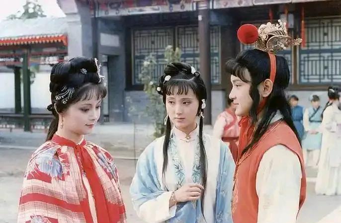 就算站在宝玉的视角里，他对黛玉和宝钗也有着不同的喜欢。
对于黛玉，宝玉对她的喜欢