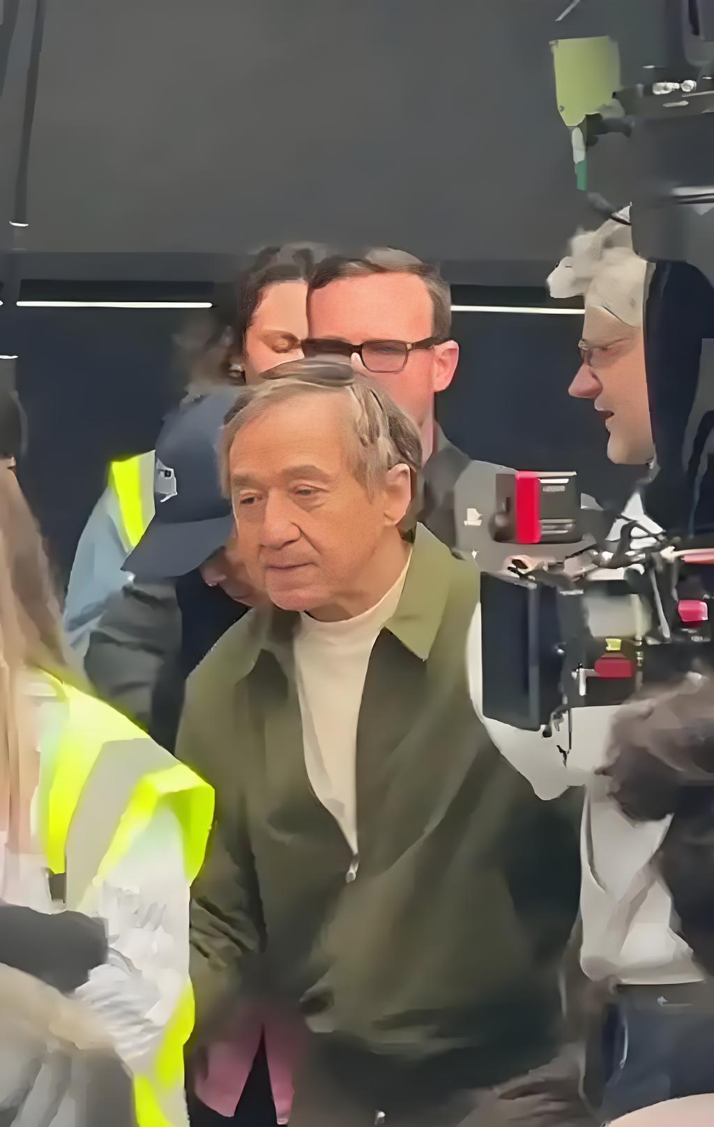 成龙大哥，今年已71岁高龄却无法安享晚年，还得拼命赚钱供儿子“挥霍”！
原来不管