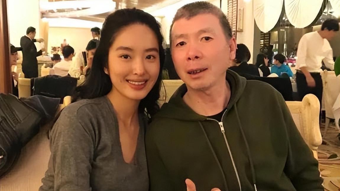 杨采钰孕肚曝光：从“父女恋”到“口罩吻”，她终于醒悟了？