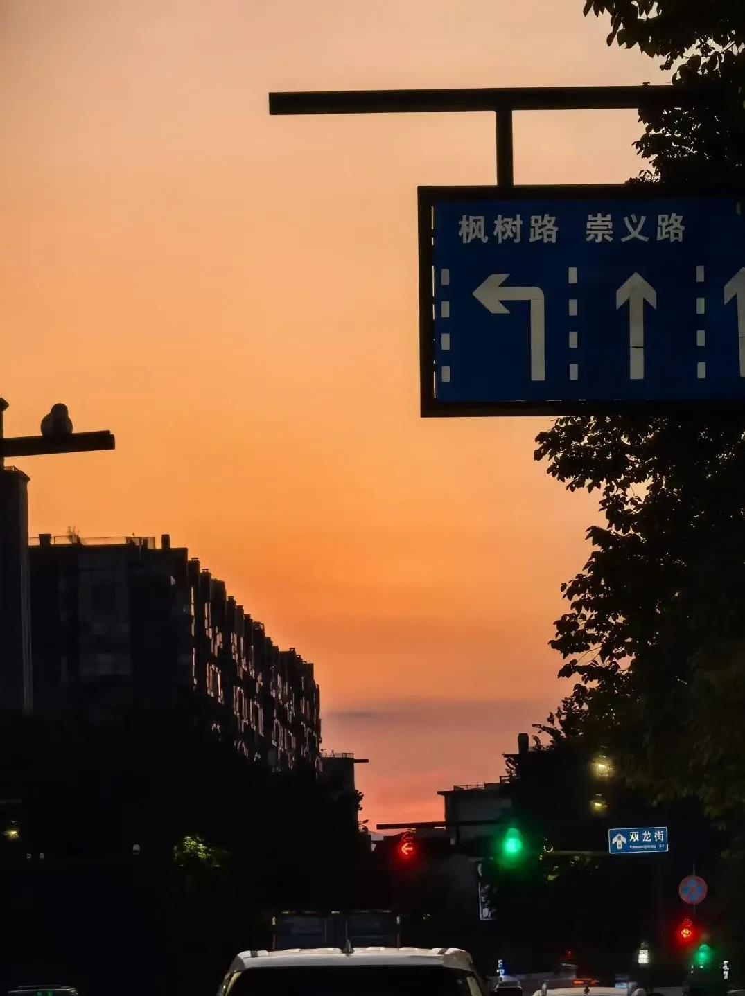 明天就是七夕节了，
也没有谁来表白，
那我主动点，
表白，
我爱你，
你爱不爱我