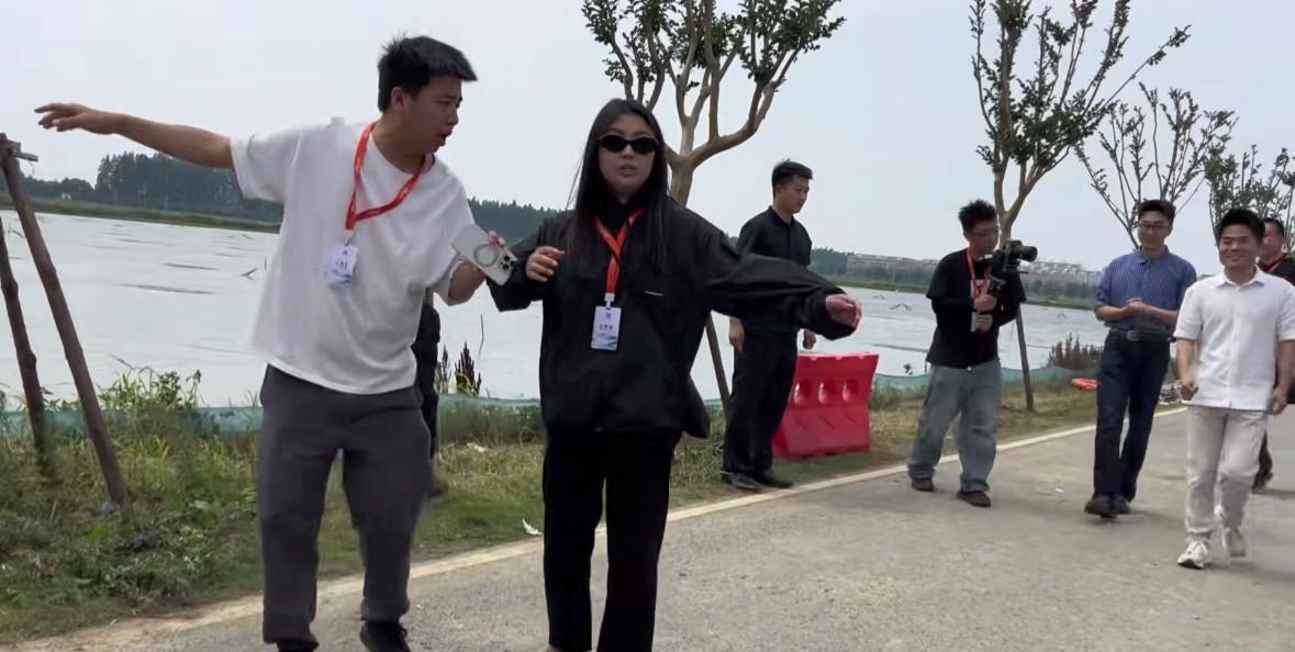 就喜欢程琳这个风风火火又霸气的样子，今天湖北小龙虾专场结束，程琳在跟同事选择宇辉