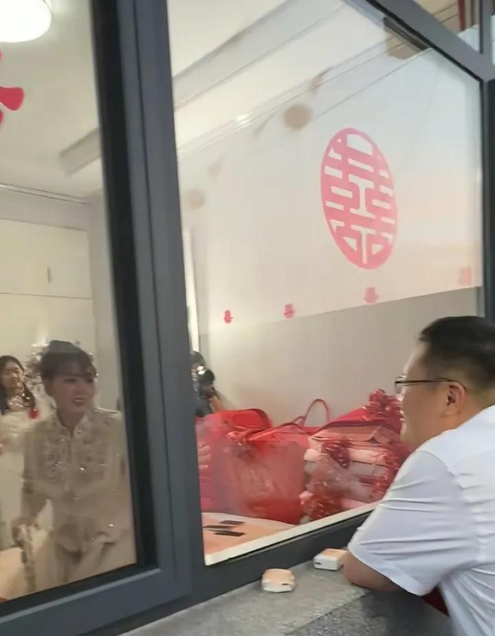 娘家人堵门一小时，新郎称“不着急”。  这句轻描淡写的回应背后，隐藏着怎样的无奈