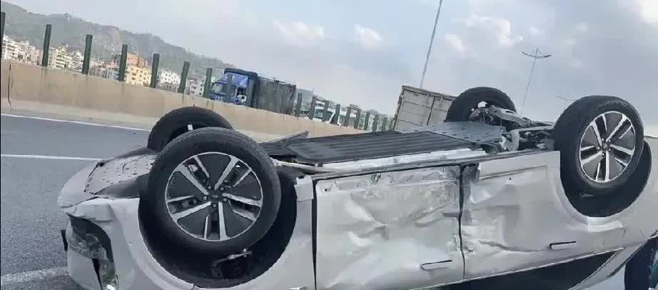 3月14日，广州高架上发生三车相撞事故，疑似小米su7变道超车，将保时捷挤到左侧