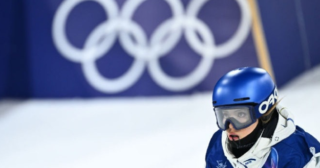 “疼呗”——谷爱凌这波回应太真实了！2月14日米兰冬奥大跳台预赛，她带伤晋级决赛