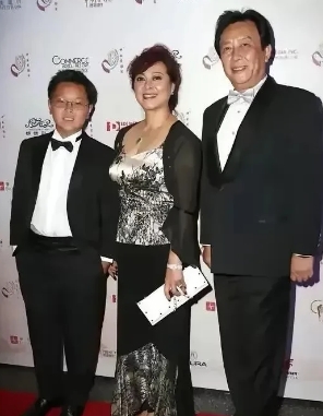 昔日帅哥唐国强，曾与王心刚并驾齐驱的男演员，如今也步入了老年。看他圆润的脸庞，油