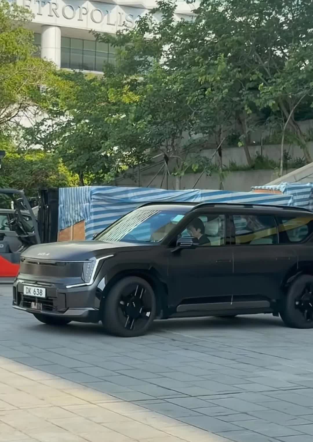 郑伊健今晚担任陈慧琳演唱会嘉宾，下午到红磡体育馆时乘坐的是起亚EV9。
司机可