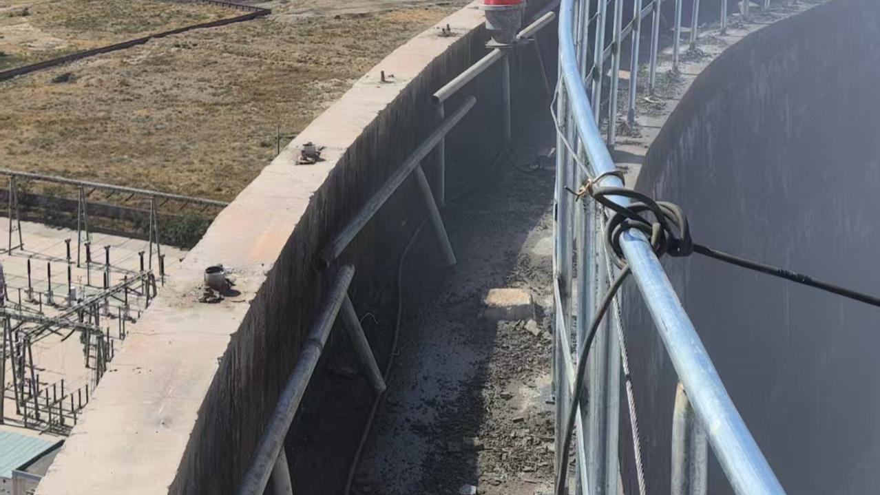 冷却塔围栏更换工程收官 升级顶部防护保障作业安全