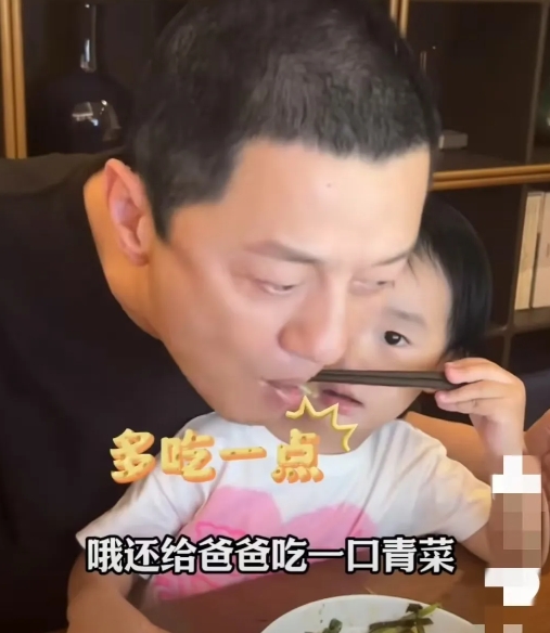 刷到了李亚鹏抱着小女儿夏夏的视频，突然就明白了李嫣为什么说他是最好的爸爸了。
