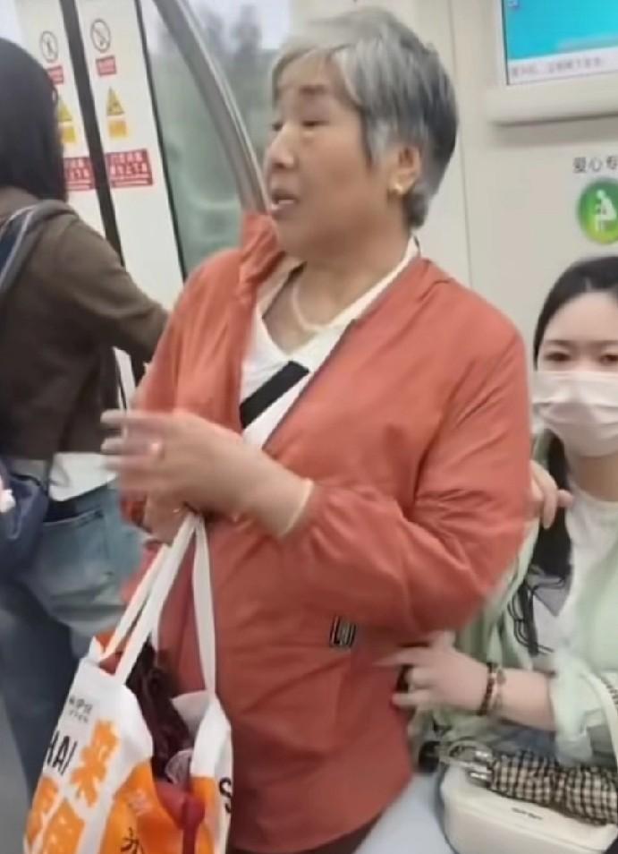 上海地铁，女孩拒绝老人爱心专座让座请求，引发争议。  



事情发生在近日上海
