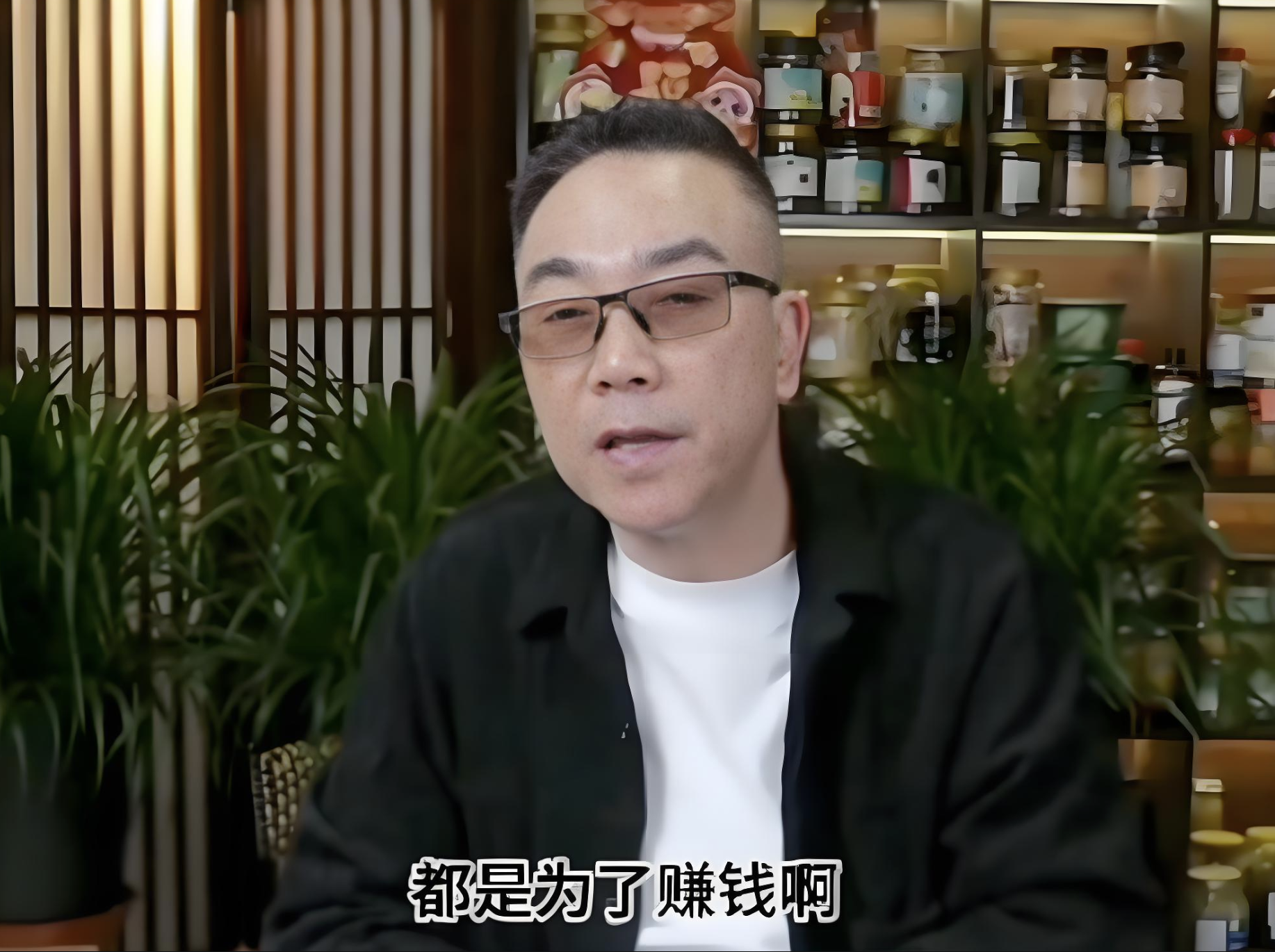 杨仪说郭德纲没有弘扬相声，也没有弘扬京剧，他就是为了赚钱。凭本事赚钱吃饭不丢人，