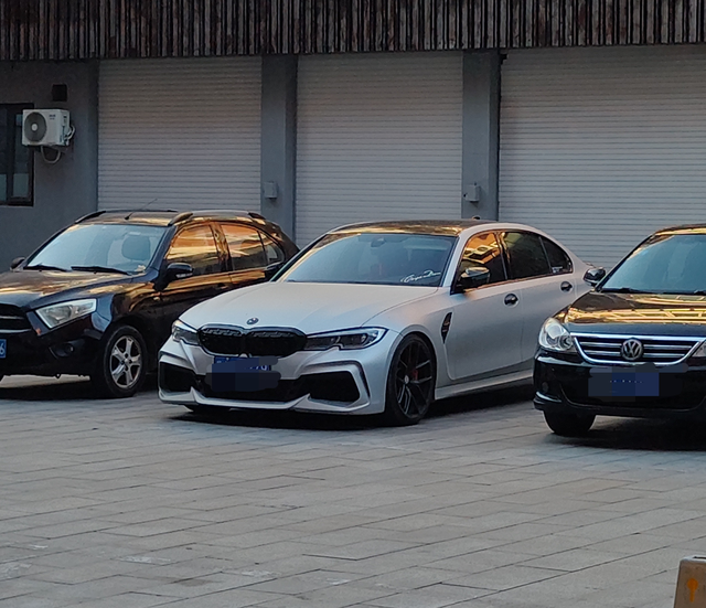 这是什么型号的3系
大家帮忙看看这是宝马的什么车？路过注意到了，看着像3系，但搜