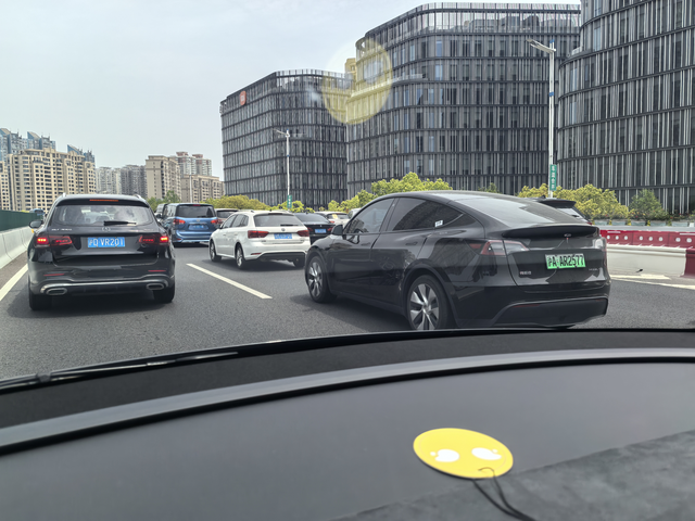特斯拉model y长续航换新版。环境温度29度。道路状况正常高峰上下班。全程公