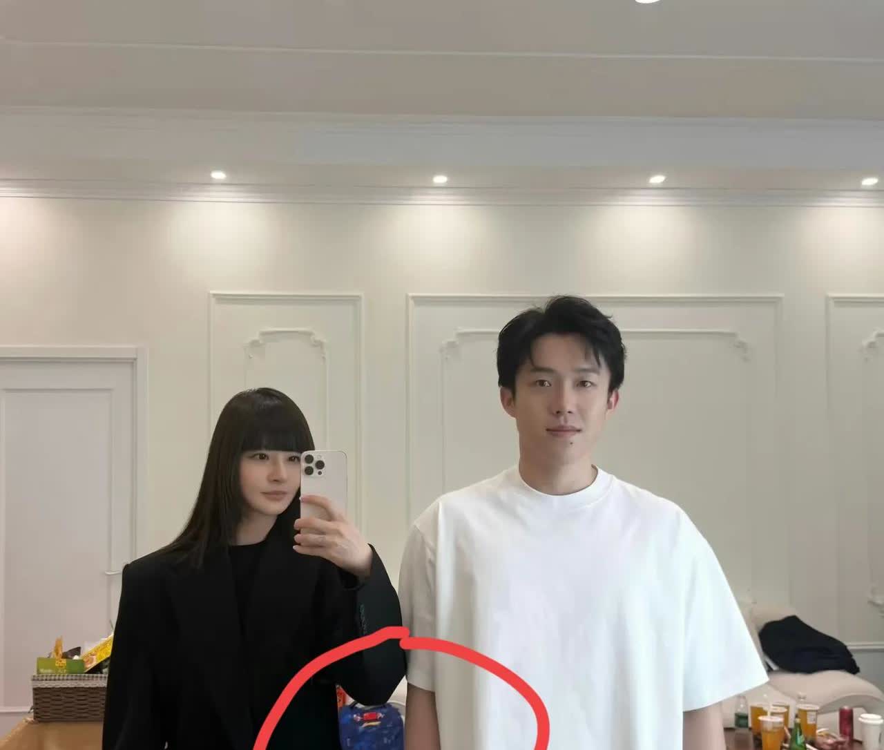 大家都将焦点放在大头身上，
确实是挺帅哈，
但有没有发现，
牛冠凯的包也在
