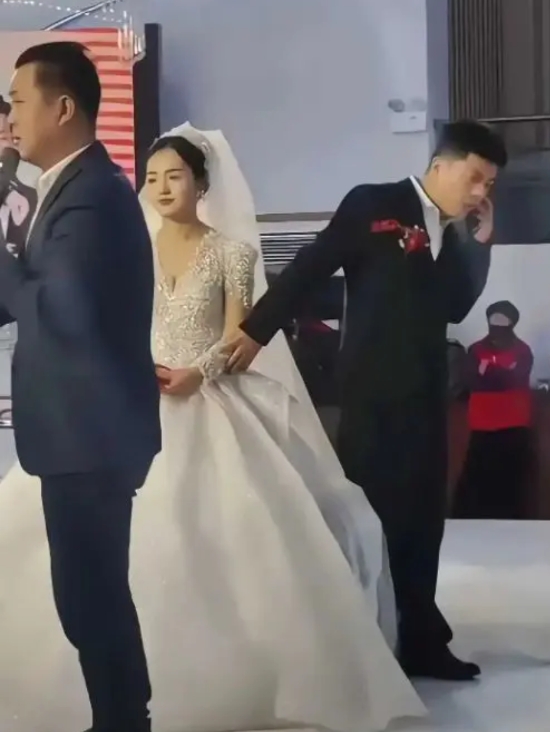 不怪新娘一脸尴尬，换我也是一样。