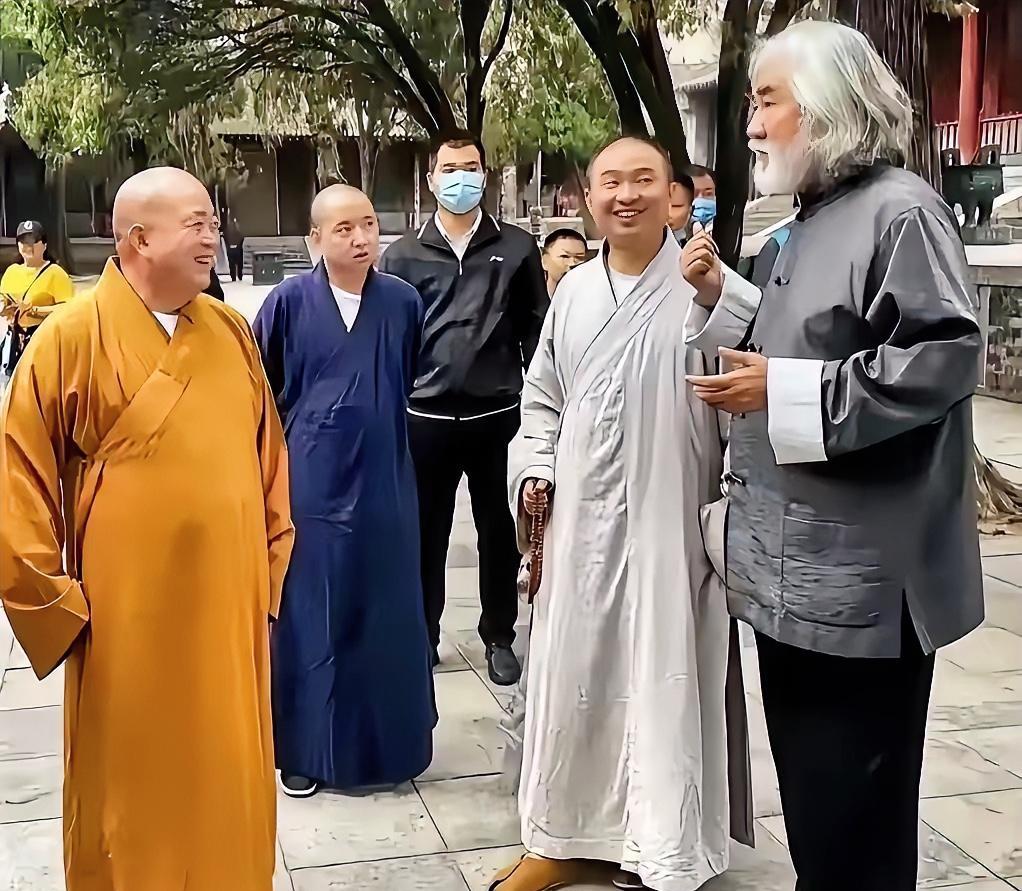 张纪中可是影视圈响当当的大导演，他拍过好多经典作品，像《射雕英雄传》《天龙八部》