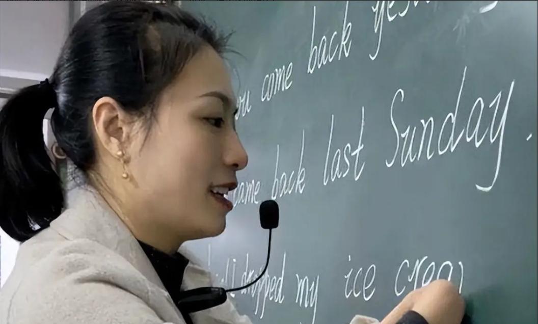 2008年四川，一位无手无脚的年轻女子被分配到小学任教。校领导担忧她难担重任，家