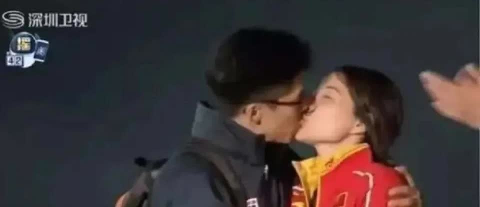 这张照片是2016年拍摄的，当时霍启刚与郭晶晶参加深圳卫视的《极速前进》真人秀节