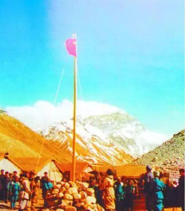 1953年，尼泊尔单方面宣布，珠穆朗玛峰完全属于尼泊尔，理由就是：你们中国人都没
