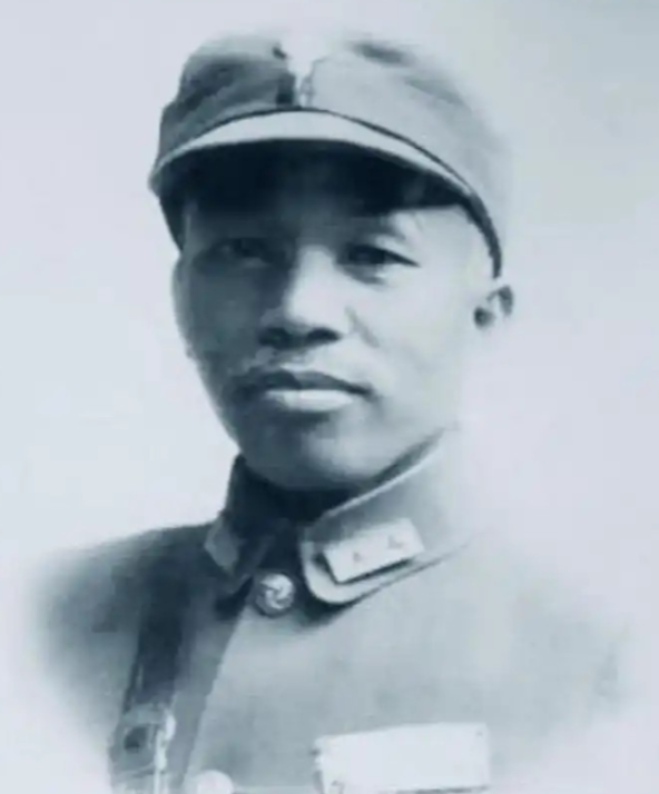 1937年，当南京守军接到撤退命令时，粤军66军军长叶肇抽出佩刀，没人知道这支衣